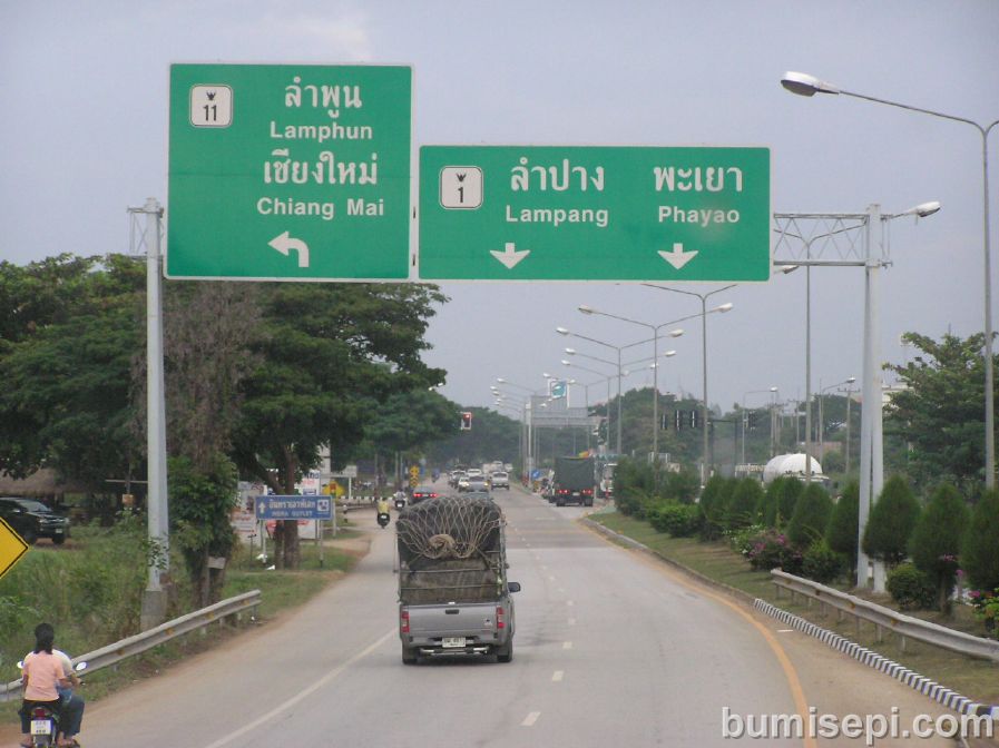 En route Chiangmai, Lampang is a popular stopover for weary travelers.