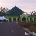 Masjid hijau yang besar antara Miri dan Bintulu (Sarawak)