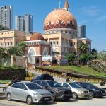 Masjid indah di atas bukit di tengah kotaraya.